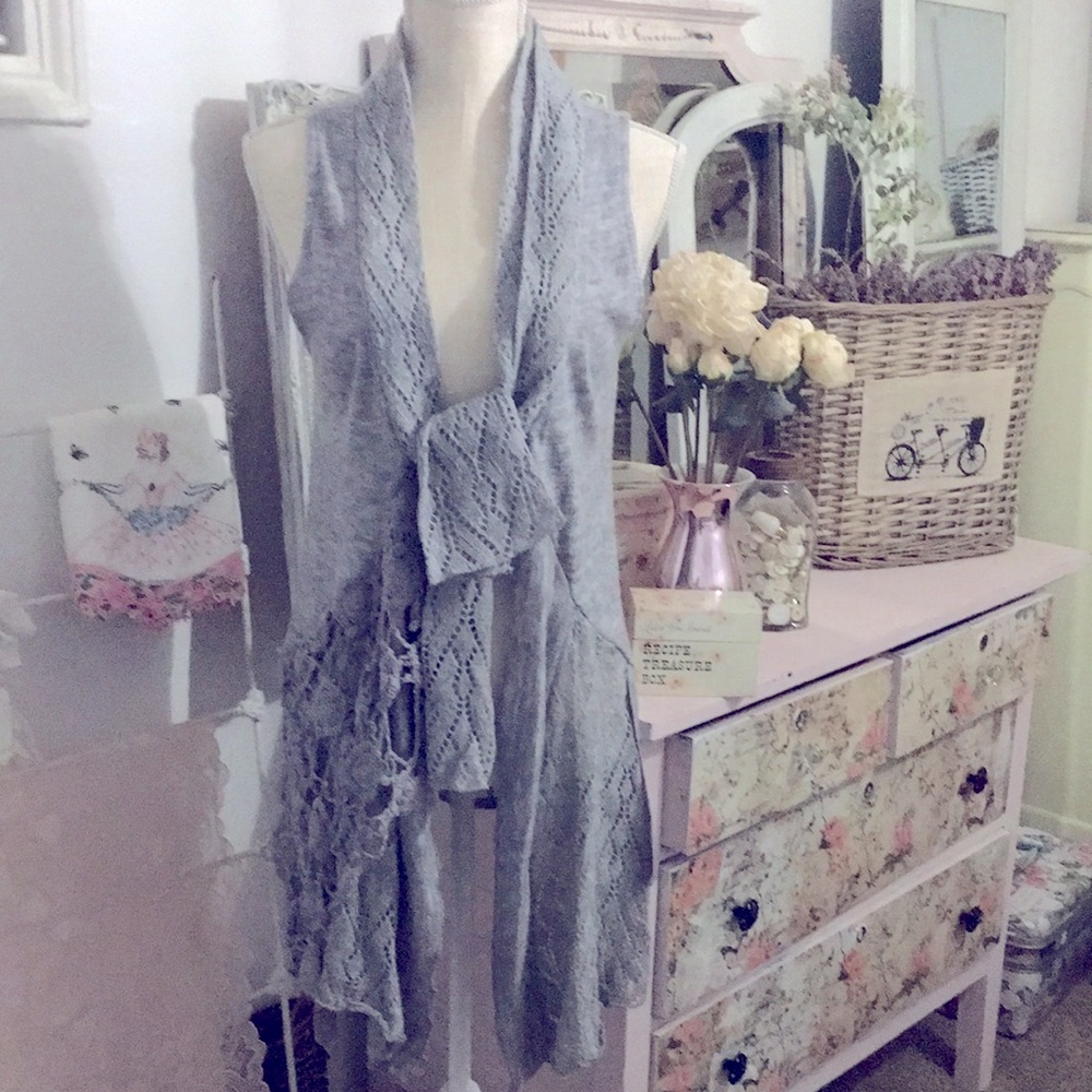 Like New! Papillon Designer Lacey Gray Sleeveless Knit Vest Cardigan Size Medium